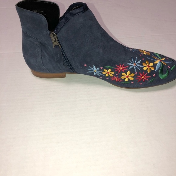 𝅺Bernardo Francine blue suede floral boots 9.5 - Picture 3 of 5